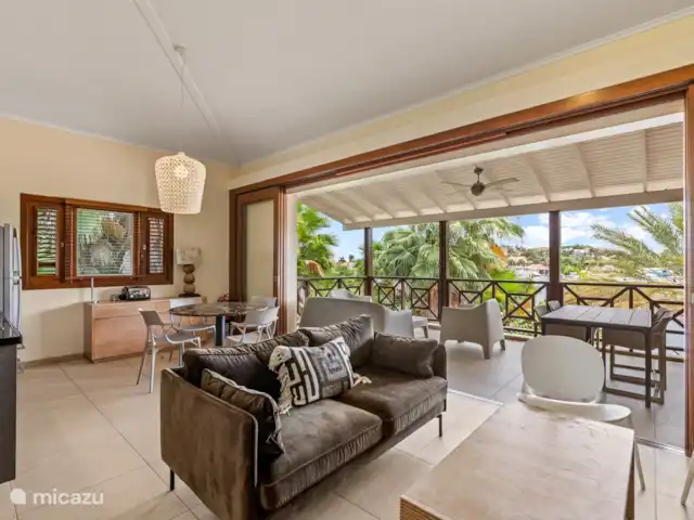 Quartier Jan Thiel | appartement E8 | Curaçao, Banda Ariba (est), Spaanse Water - appartement Salon qui se fond parfaitement dans le balcon à travers les portes vitrées.