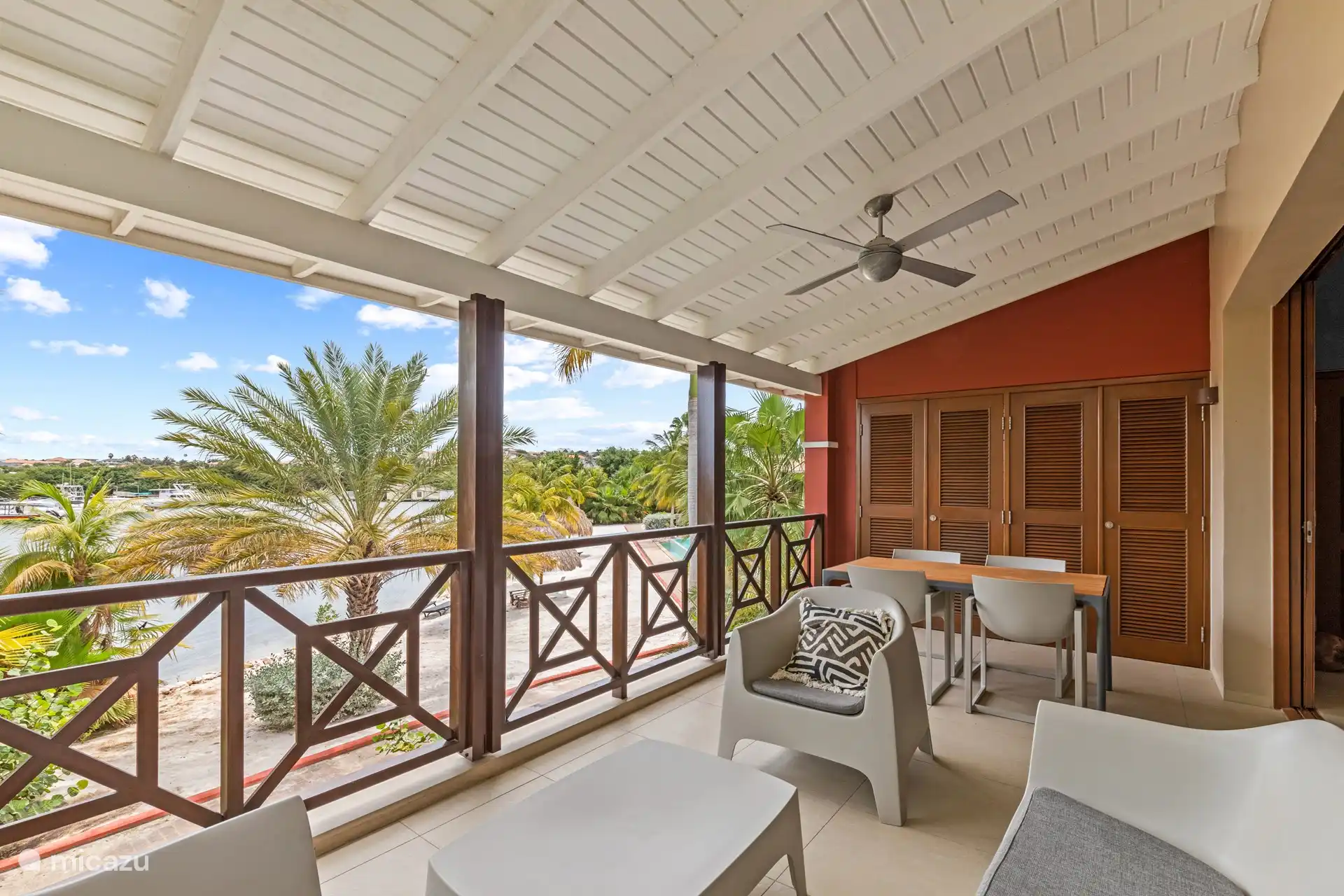 Balkon mit Sitz- und Essbereich. 