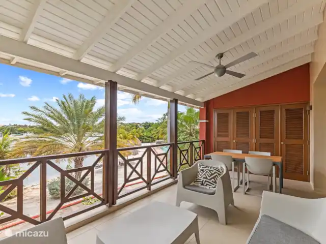 Quartier Jan Thiel | appartement E8 | Curaçao, Banda Ariba (est), Spaanse Water - appartement Balcon avec coin salon et salle à manger.