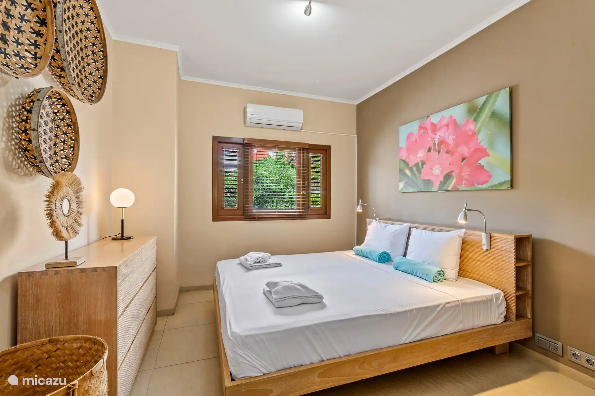 Hauptschlafzimmer mit Klimaanlage und eigenem Bad.