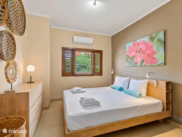 Quartier Jan Thiel | appartement E8 | Curaçao, Banda Ariba (est), Spaanse Water - appartement Chambre principale avec climatisation et salle de bain privée.