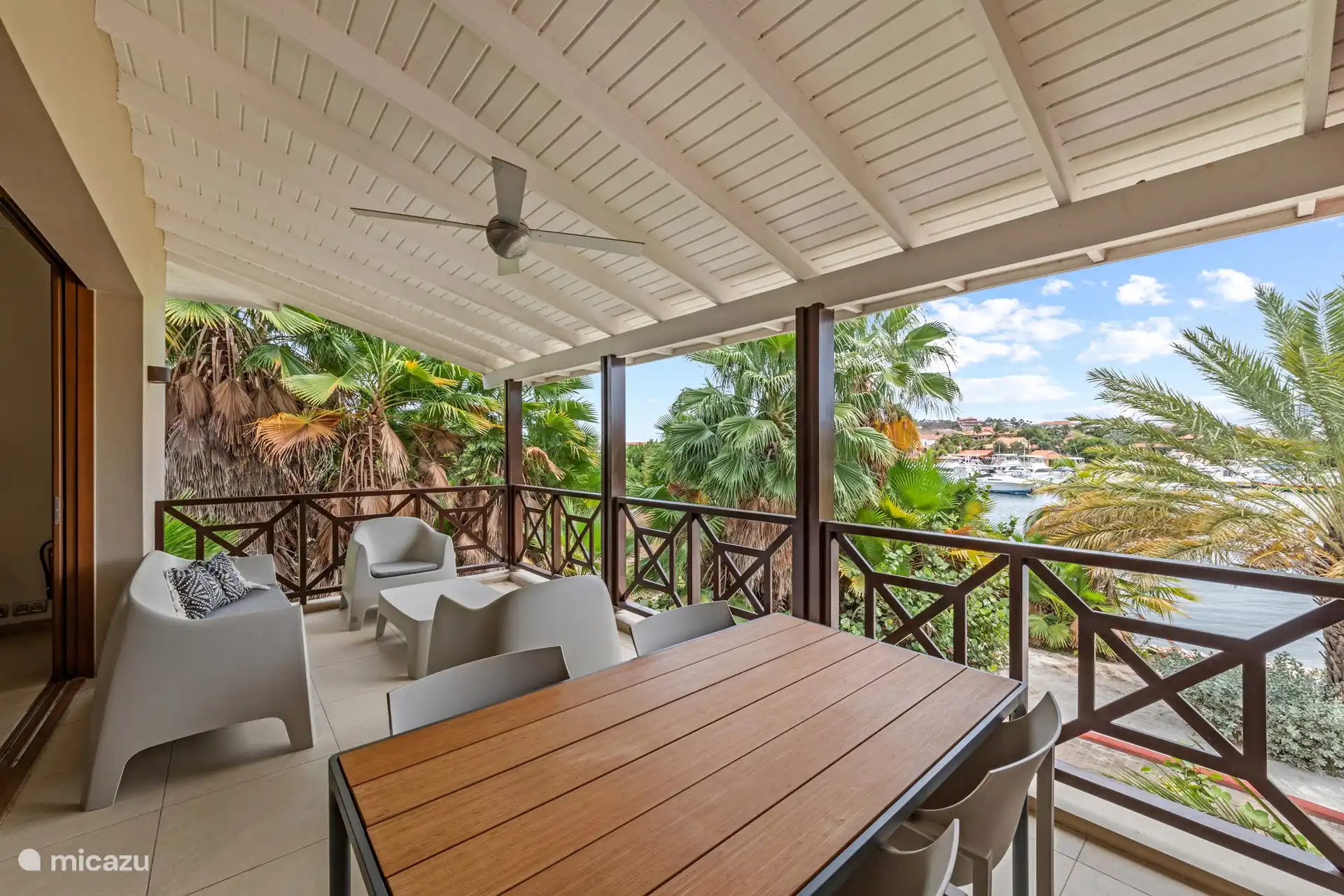 Balkon mit Sitz- und Essbereich. 