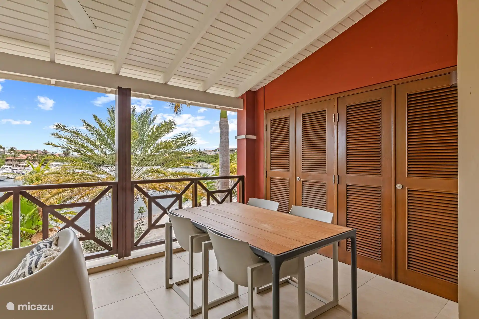 Balkon mit Sitz- und Essbereich. 