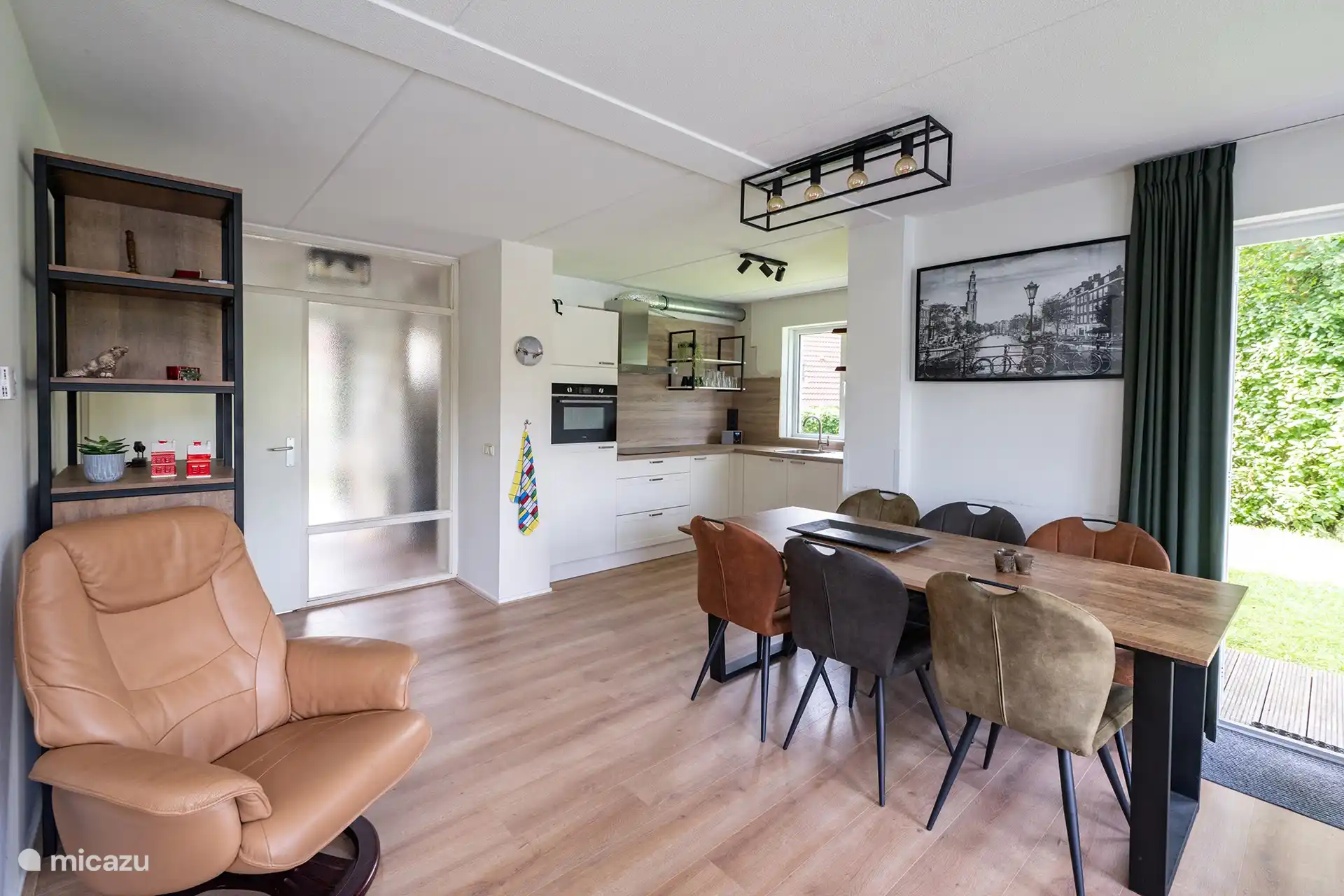 Vue cuisine depuis le salon