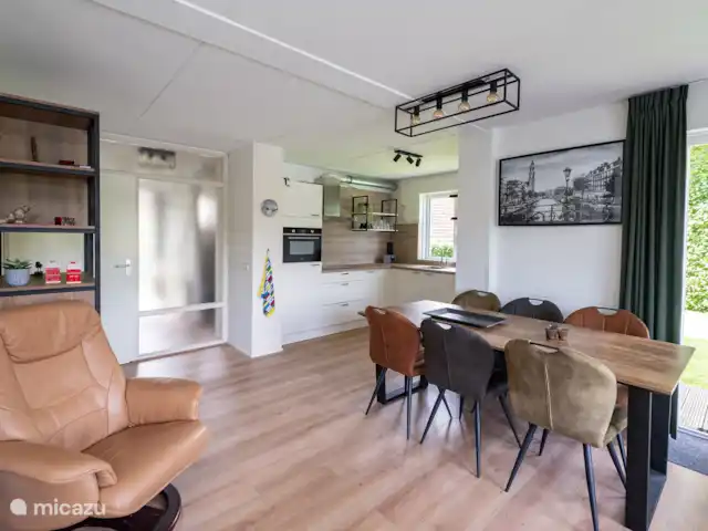 Casa de campo para pescar y montar en bicicleta 5* en Países Bajos, Drente, Westerbork - casa vacacional Ver la cocina desde la sala de estar