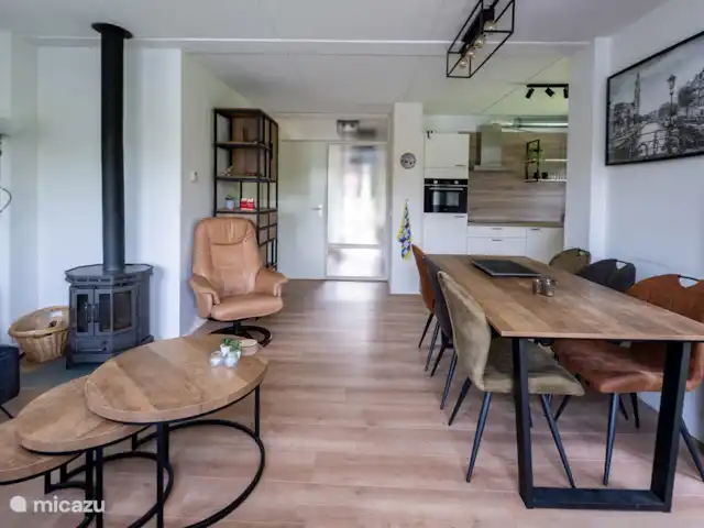 Casa de campo para pescar y montar en bicicleta 5* en Países Bajos, Drente, Westerbork - casa vacacional Vista desde la sala de estar a la cocina