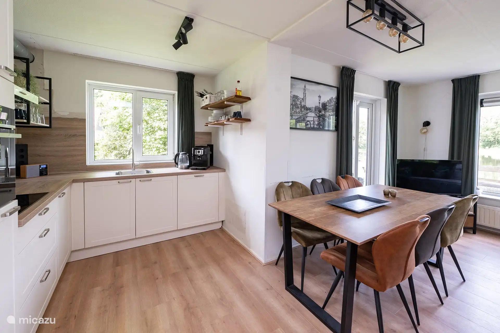 la cuisine et la table à manger