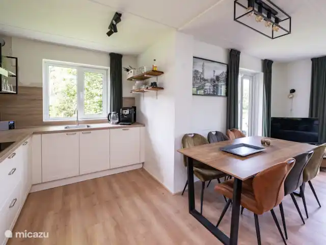 Casa de campo para pescar y montar en bicicleta 5* en Países Bajos, Drente, Westerbork - casa vacacional La cocina y la mesa del comedor