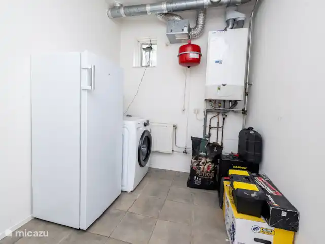 Casa de campo para pescar y montar en bicicleta 5* en Países Bajos, Drente, Westerbork - casa vacacional trastero para bicicletas con lavadora y segunda nevera grande