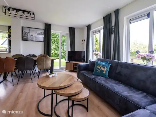 Casa de campo para pescar y montar en bicicleta 5* en Países Bajos, Drente, Westerbork - casa vacacional Ver la sala de estar desde el sofá