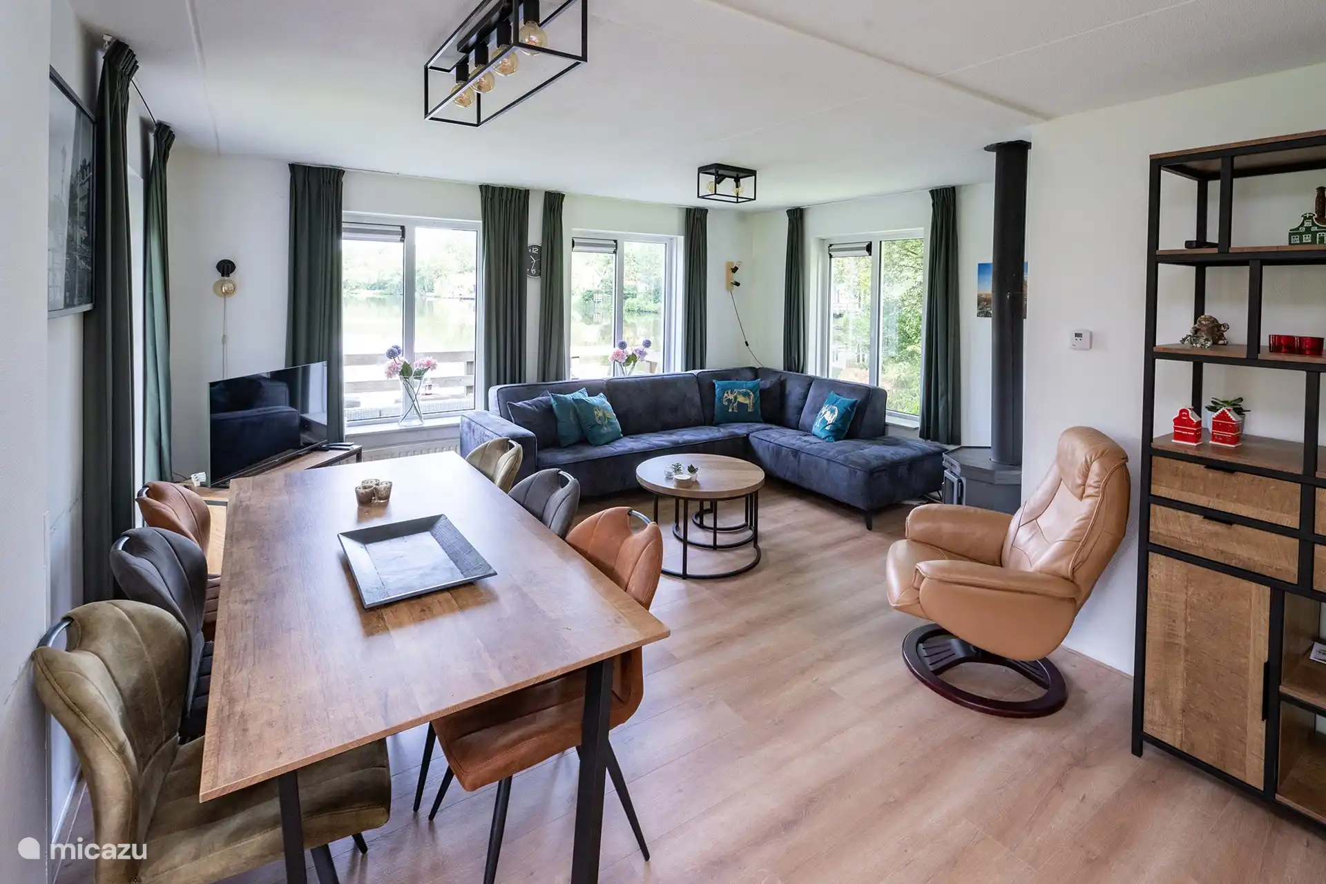 Voir le salon depuis la cuisine