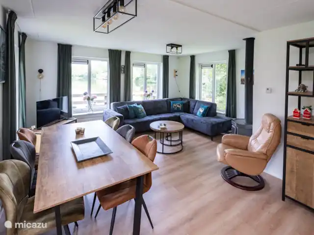 Casa de campo para pescar y montar en bicicleta 5* en Países Bajos, Drente, Westerbork - casa vacacional Ver la sala de estar desde la cocina