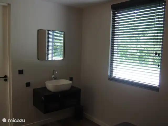 La Casa del Granero Negro en Países Bajos, Frise, Noordwolde - casa vacacional Lavabo dormitorio planta baja