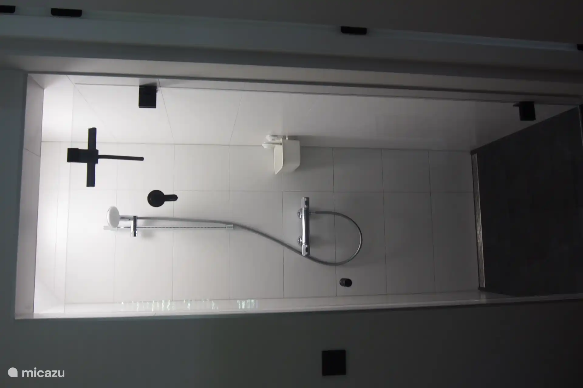 Schlafzimmer mit Dusche im Erdgeschoss