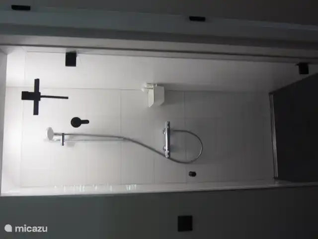 La Casa del Granero Negro en Países Bajos, Frise, Noordwolde - casa vacacional Dormitorio con ducha en planta baja