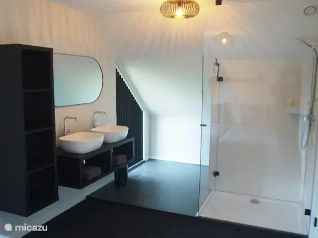 La Casa del Granero Negro en Países Bajos, Frise, Noordwolde - casa vacacional Dormitorio 1 en planta alta