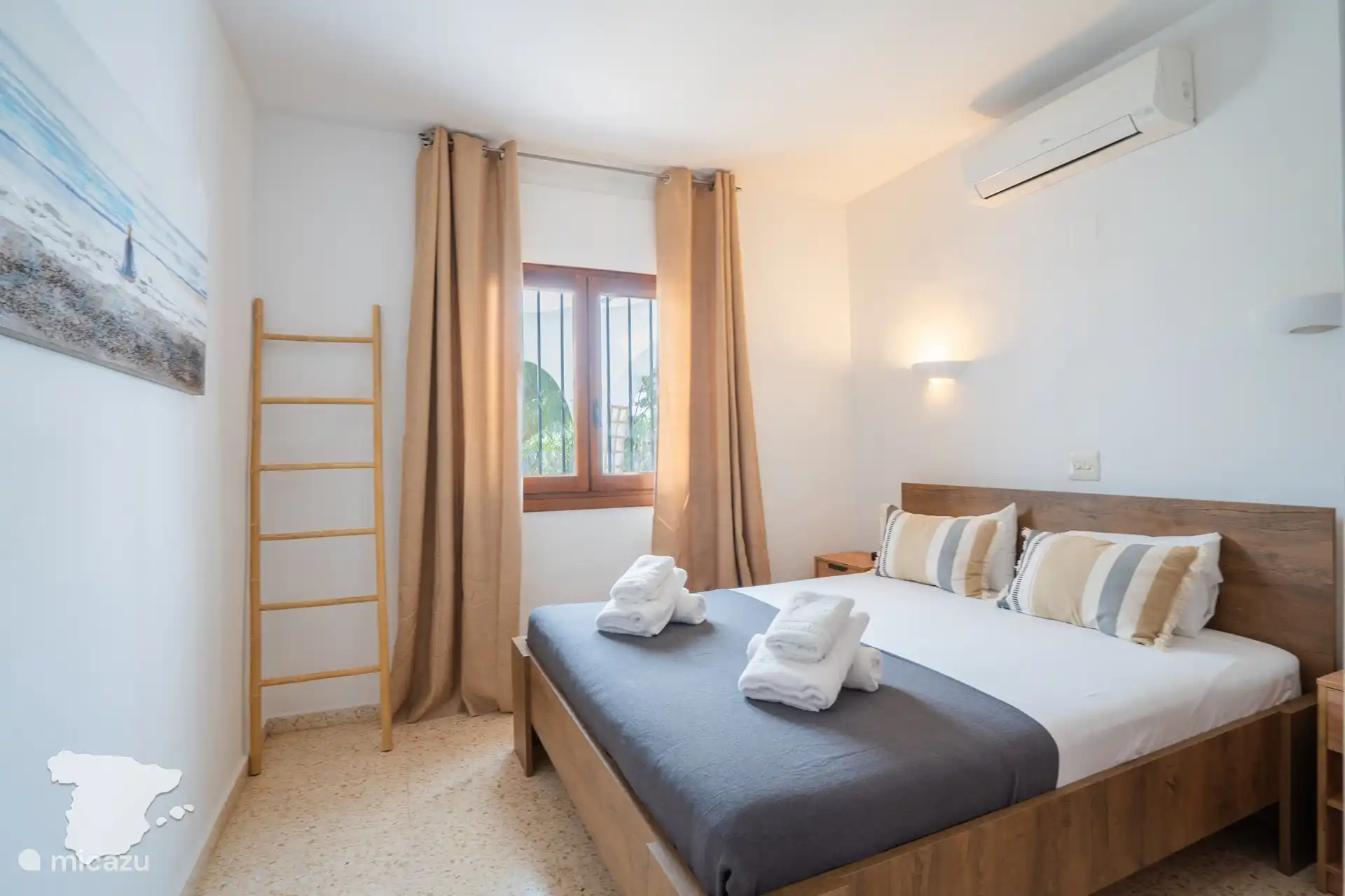 Schlafzimmer - mit Klimaanlage und Einbauschrank