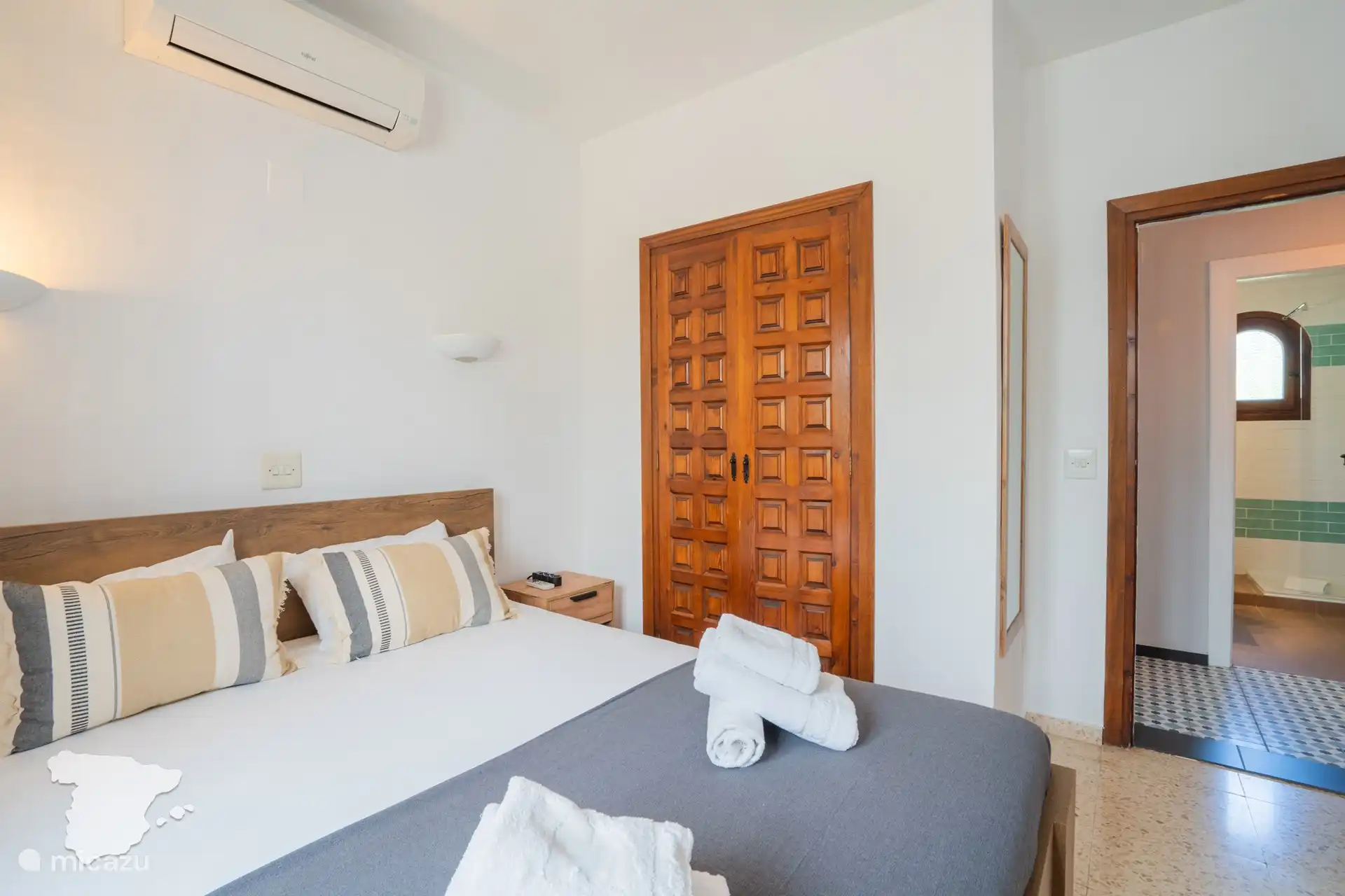 Schlafzimmer - mit Klimaanlage und Einbauschrank