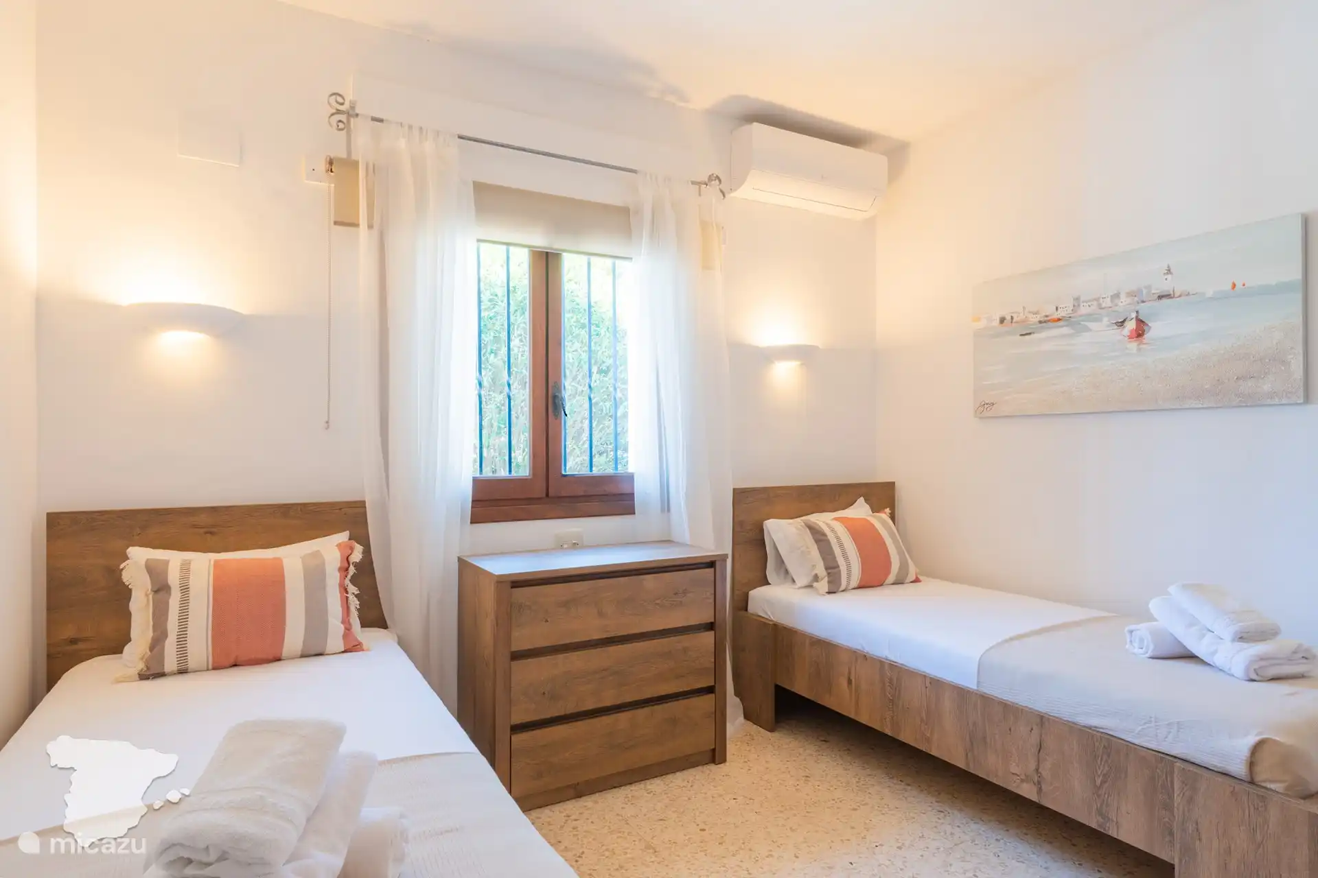 Schlafzimmer mit Klimaanlage und Einbauschrank