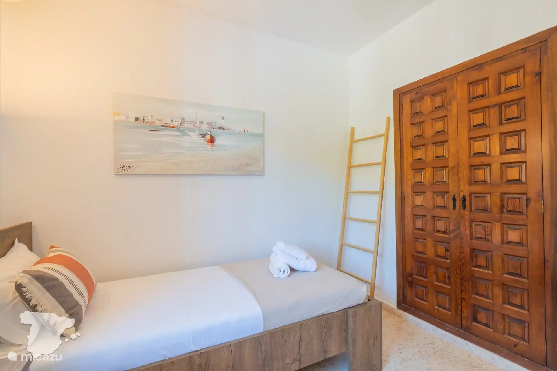 Schlafzimmer mit Klimaanlage und Einbauschrank