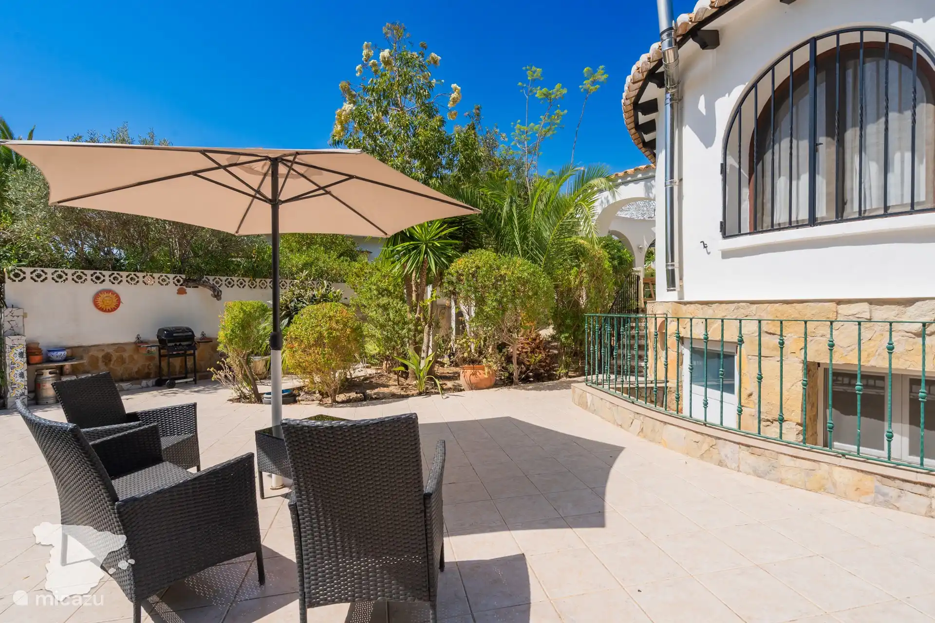 Terrasse, Hinterhof und auf der rechten Seite das Studio im Erdgeschoss mit einem 2-Personen-Bett und Bad.