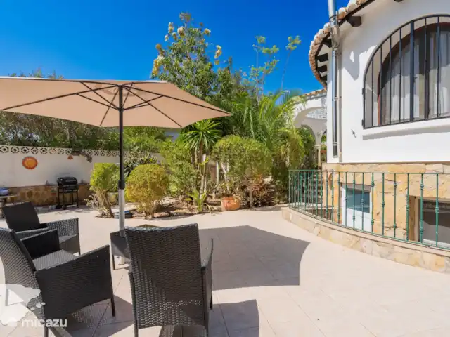 Casa Vida huren in Spanje, Costa Blanca, Benissa - villa Terras achtertuin en rechts de benedenstudio met een 2-persoonsbed en badkamer.