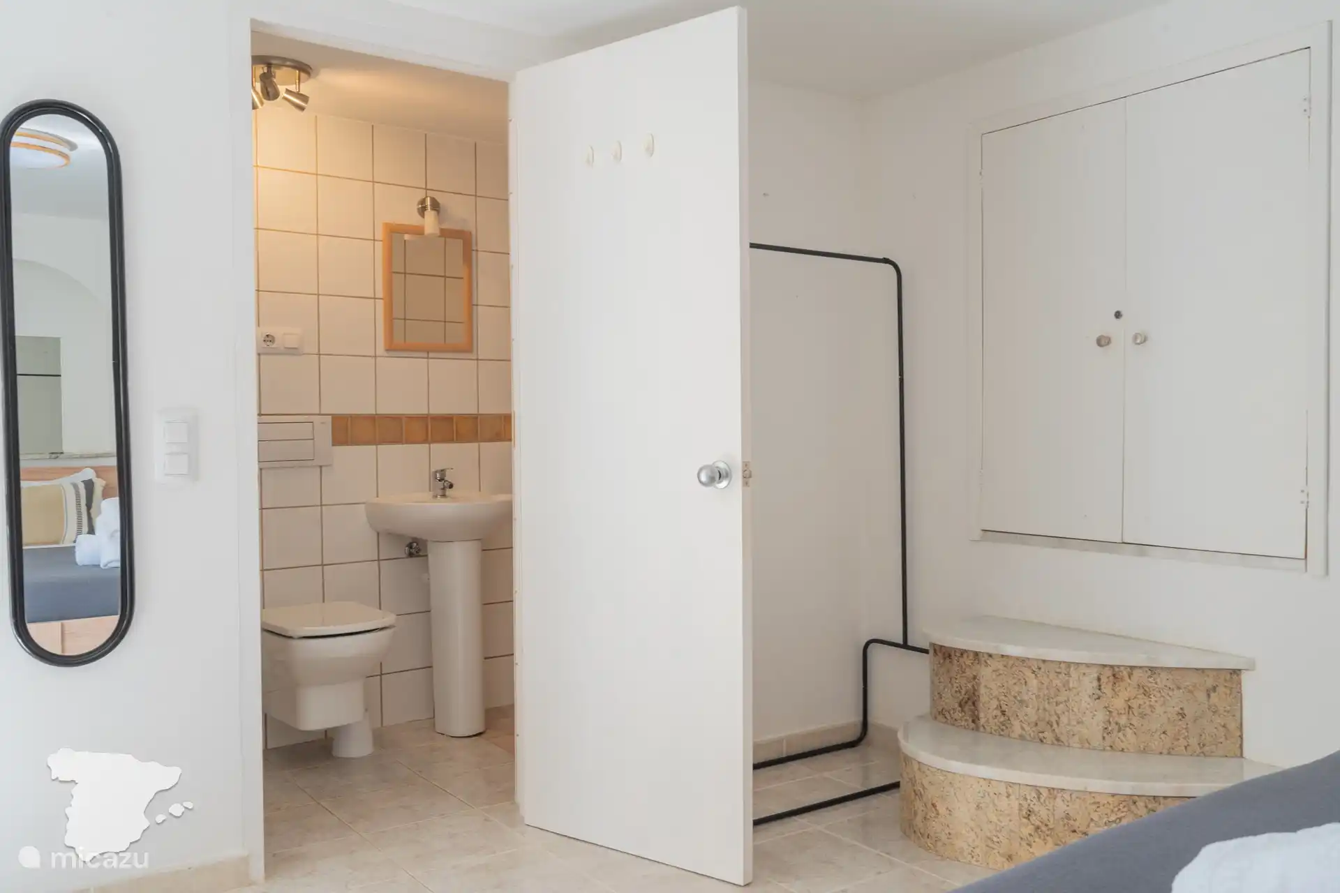 Ensuite Badezimmer mit Dusche, WC und Waschbecken