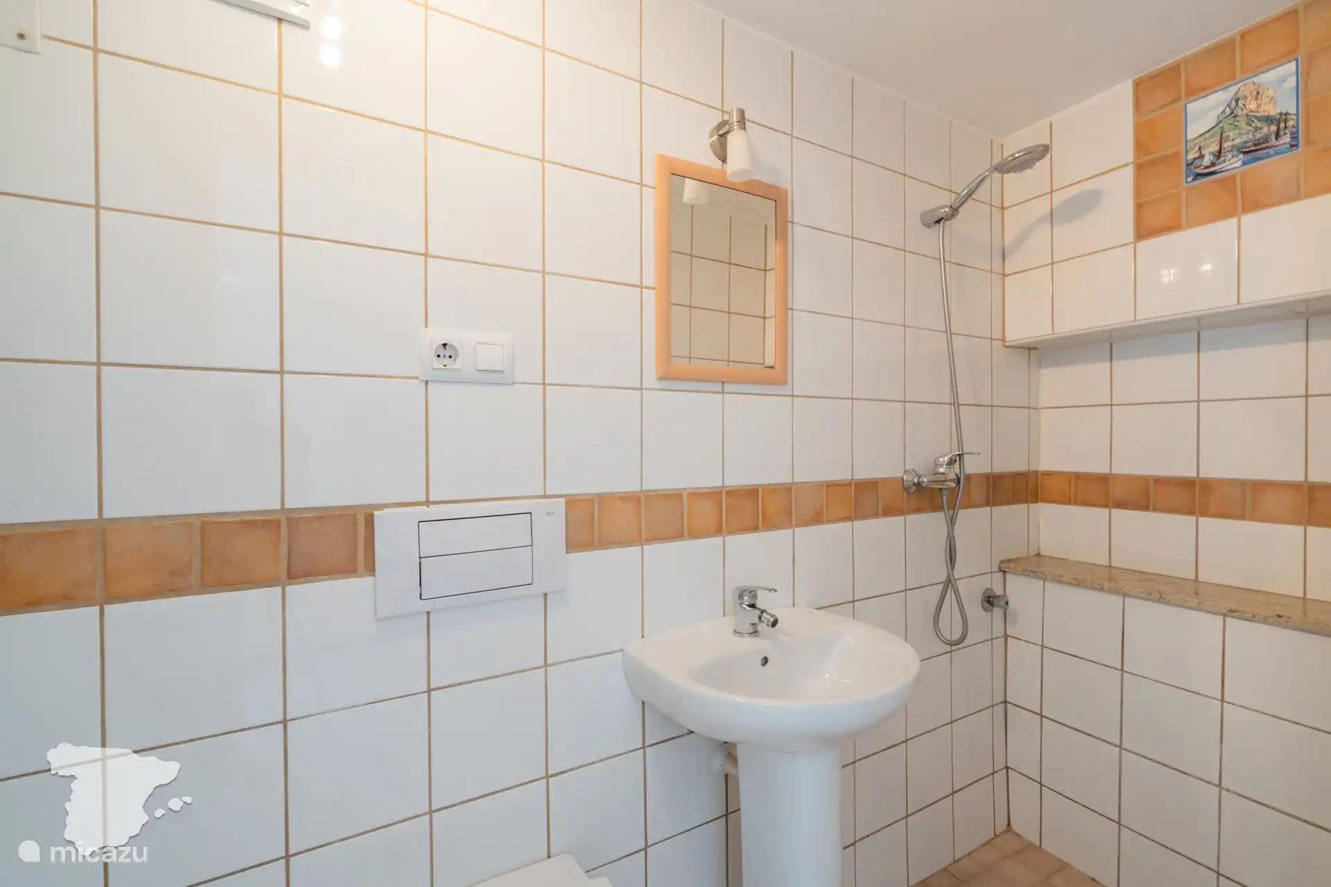 Ensuite Badezimmer mit Dusche, WC und Waschbecken