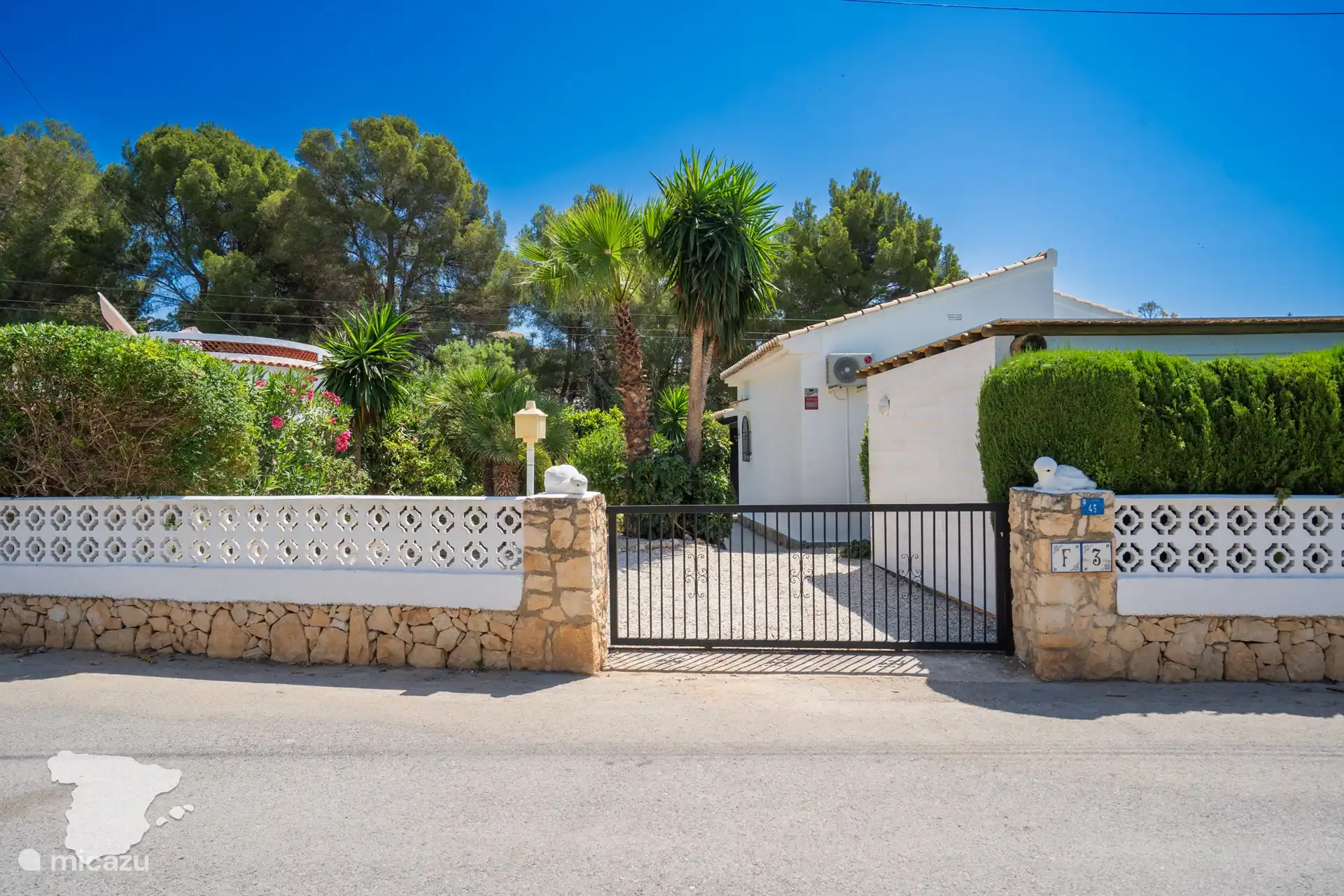 Vorgarten mit privatem Parkplatz