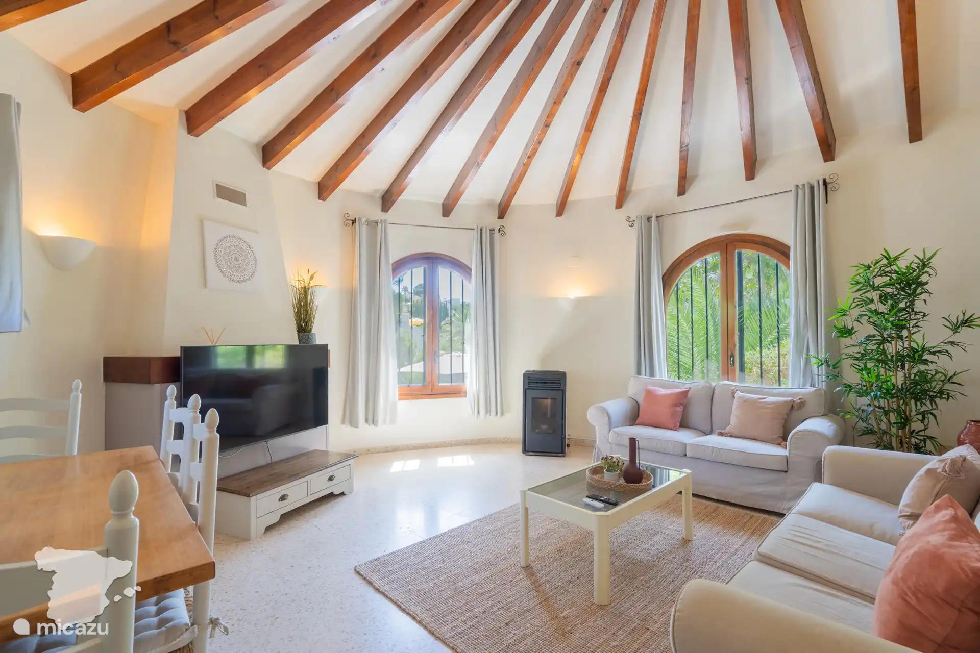 Wohnzimmer mit TV und Klimaanlage