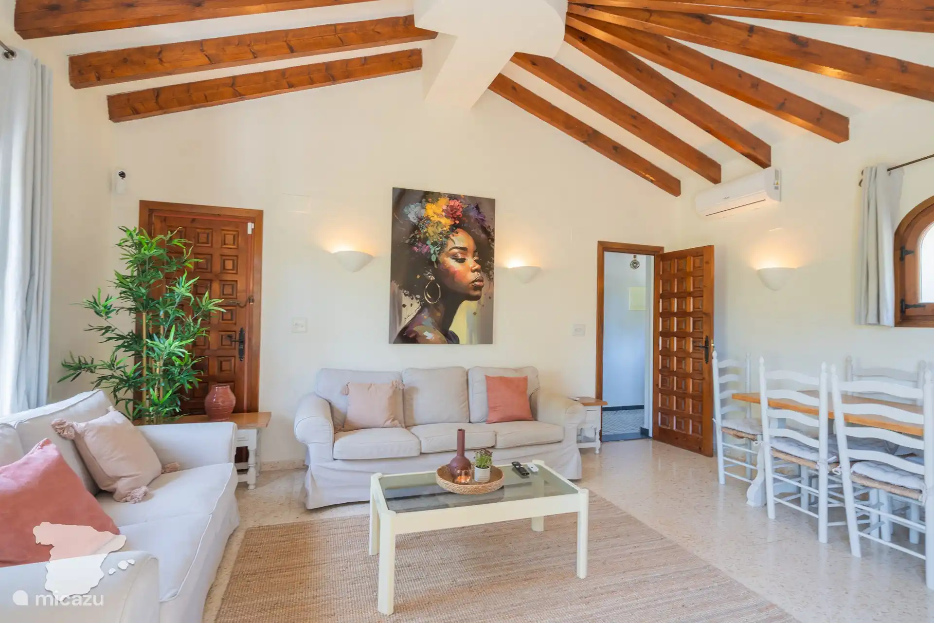 Wohnzimmer mit TV und Klimaanlage