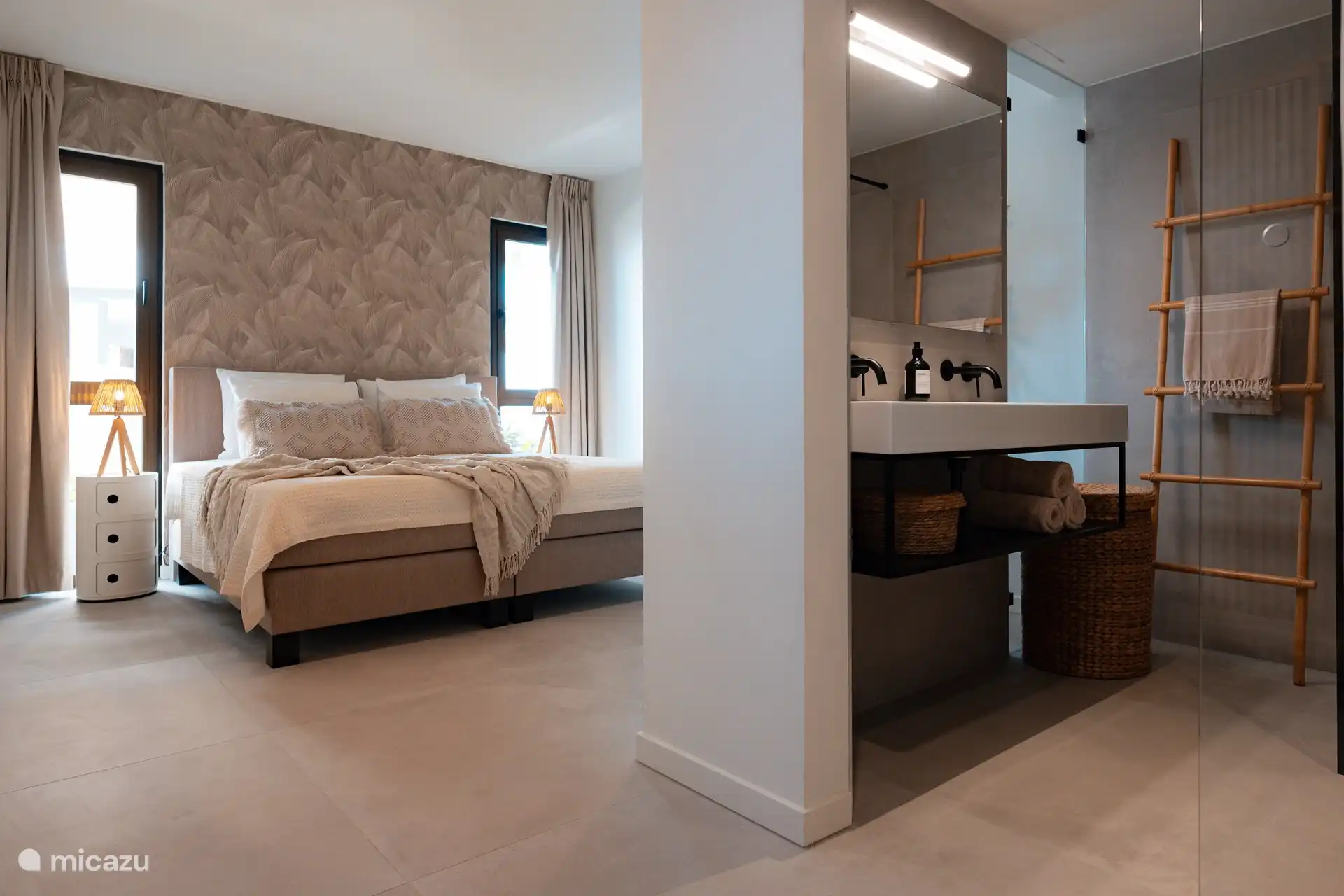 Hauptschlafzimmer und Badezimmer