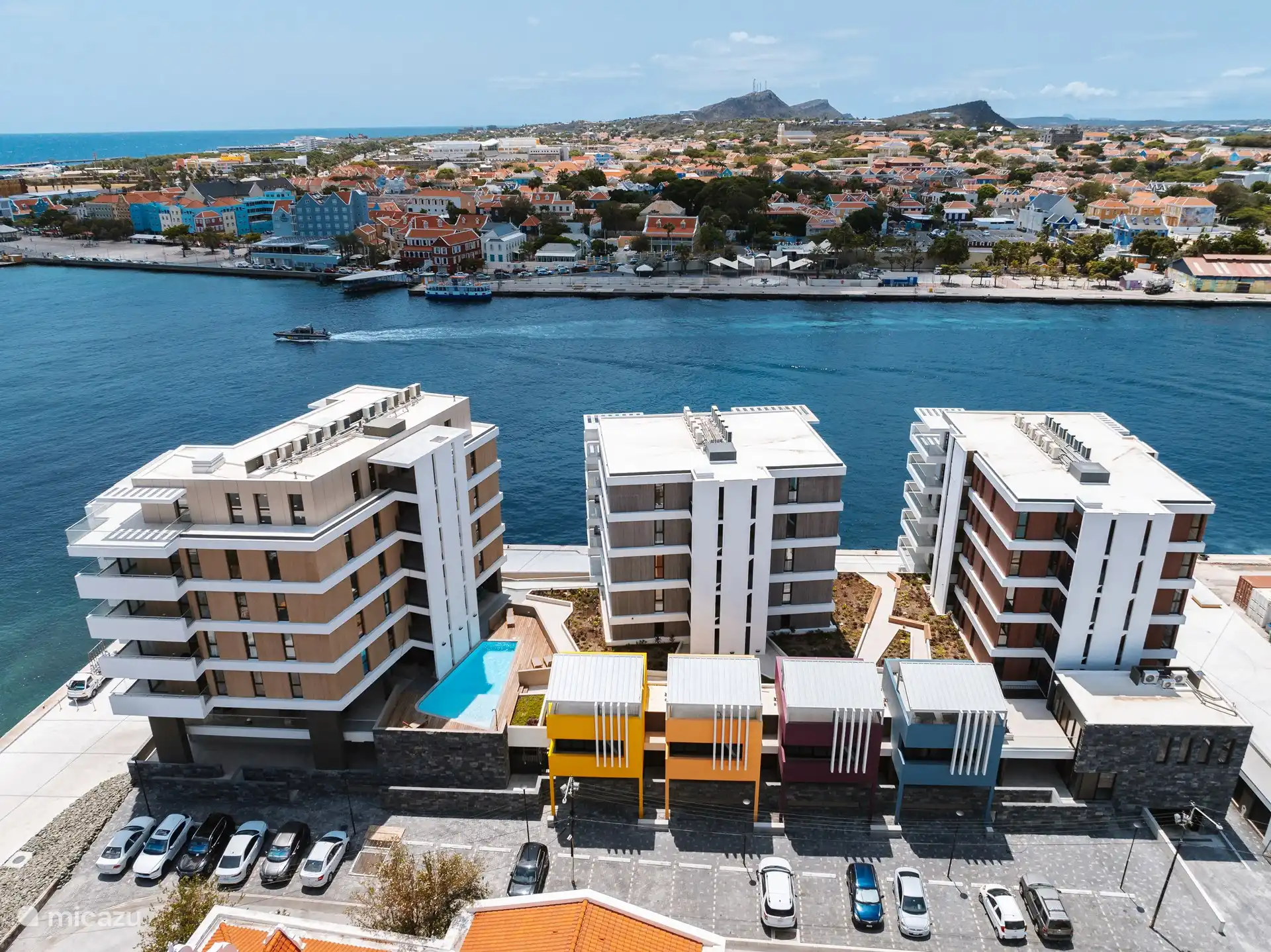 Draufsicht auf den Komplex mit schöner Aussicht.