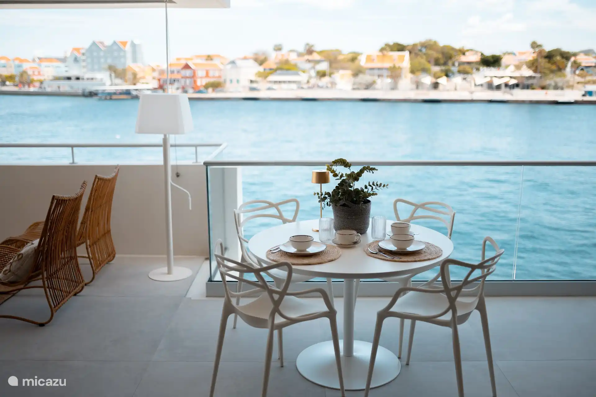 Esstisch auf dem Balkon mit schöner Aussicht