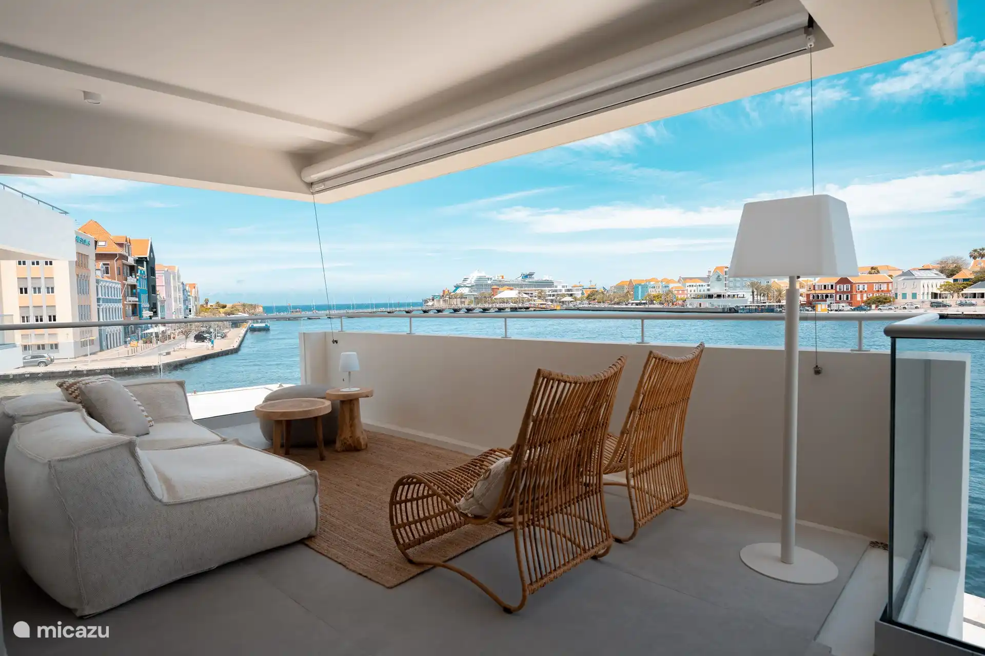 Traumhafter Blick vom Balkon auf die Handelskade, die St. Anna Bucht, Otrobanda und das Kreuzfahrtterminal