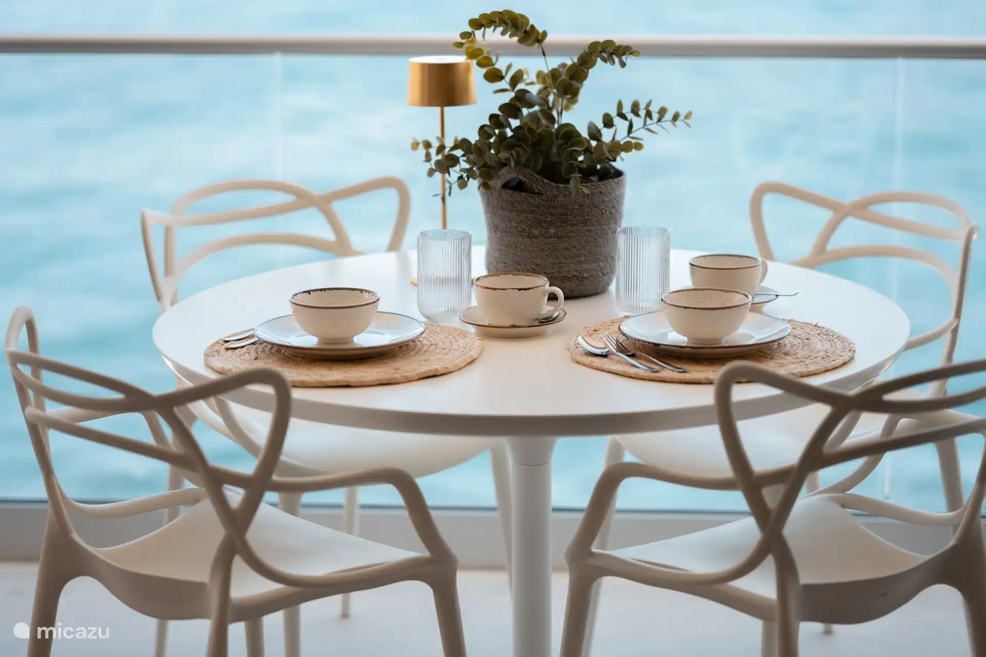 Esstisch auf dem Balkon mit schöner Aussicht