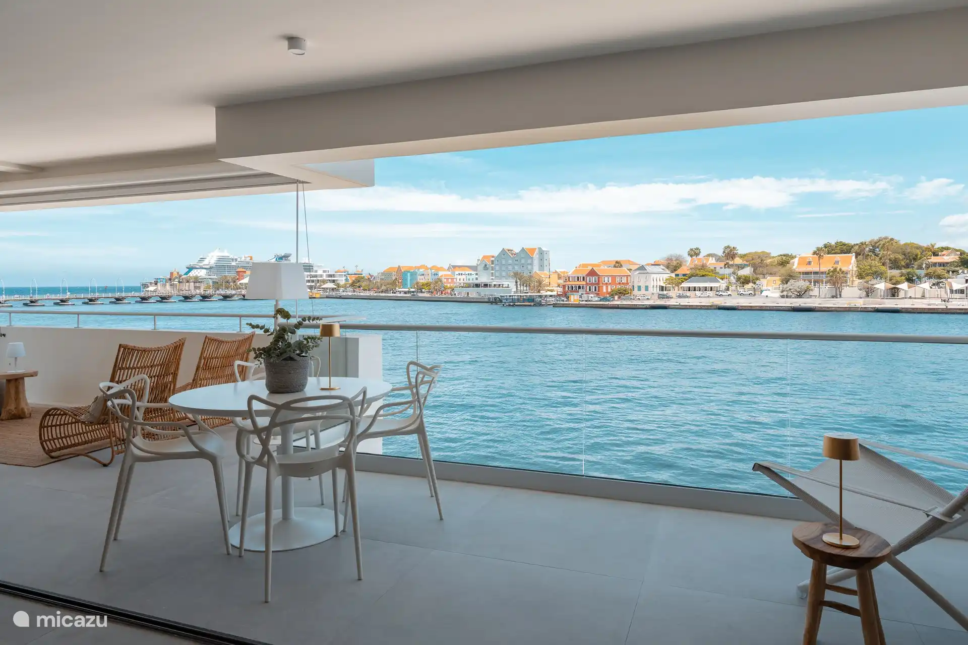 Esstisch auf dem Balkon mit schöner Aussicht