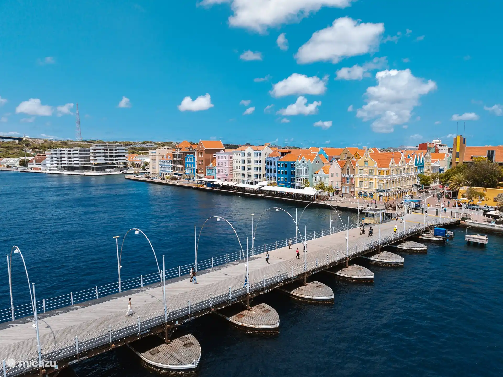 Die Werft von der Pontonbrücke aus gesehen.