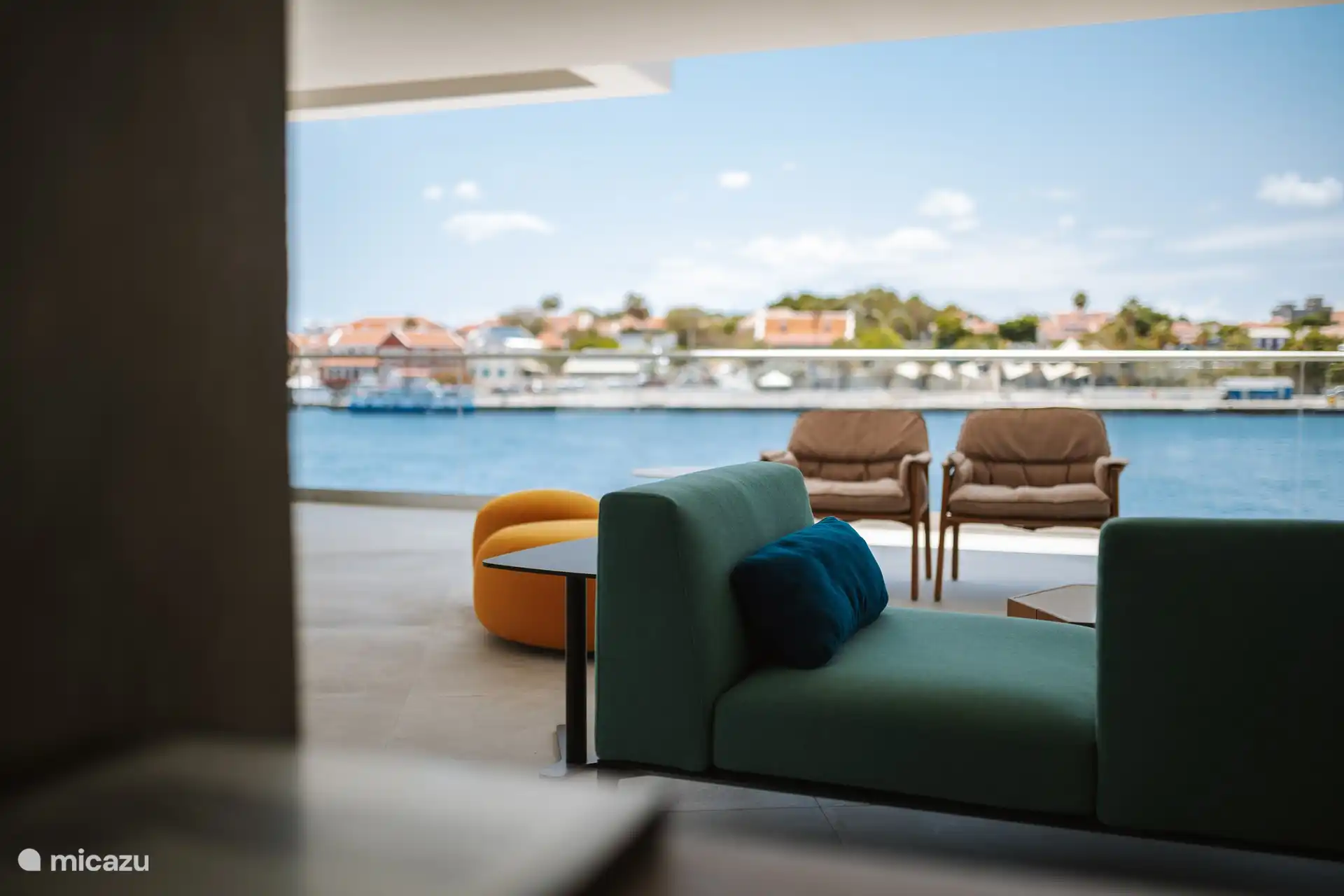 Die Eigner Lounge mit herrlichem Blick auf Otrobanda.