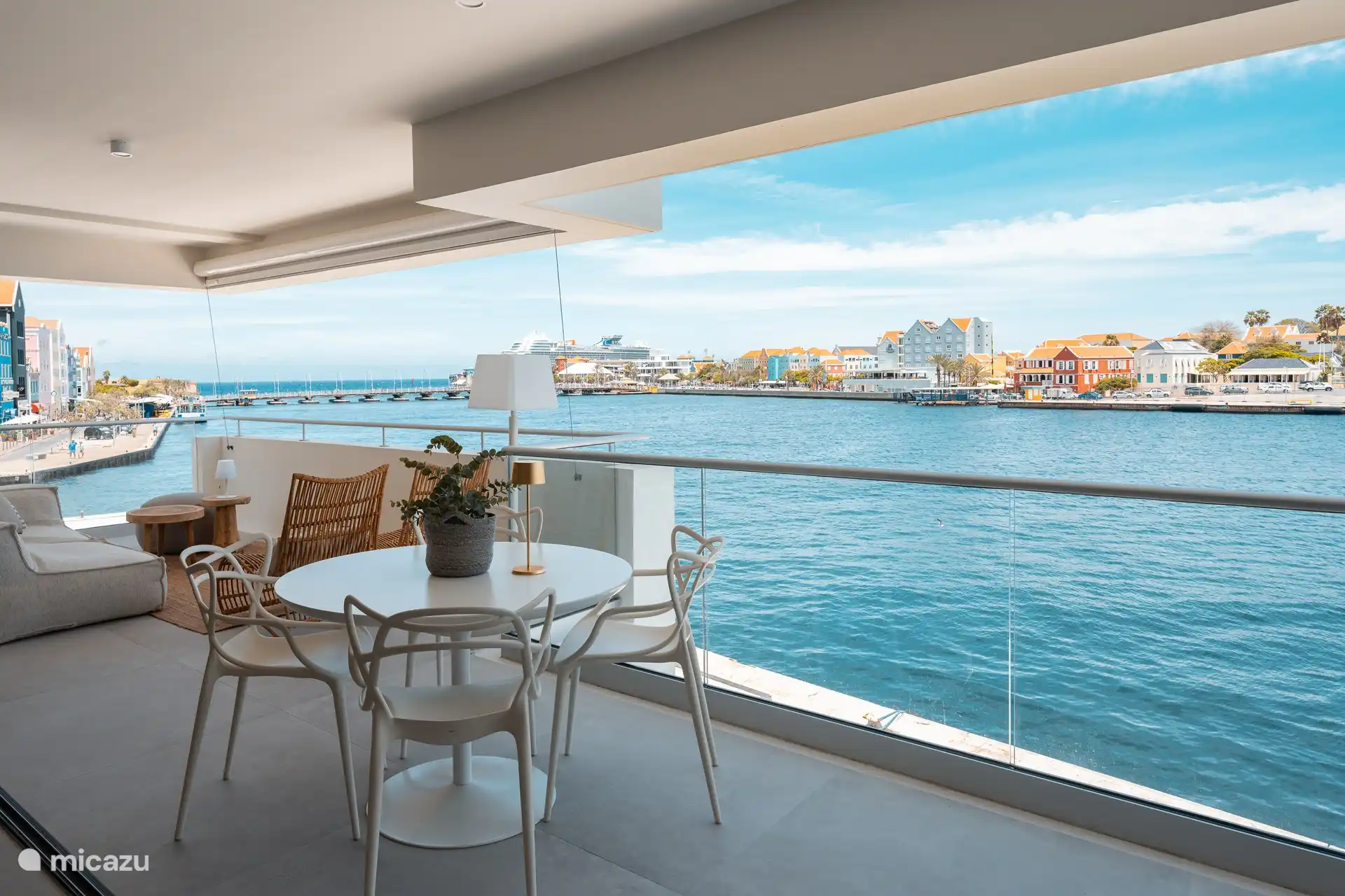 Esstisch auf dem Balkon mit schöner Aussicht