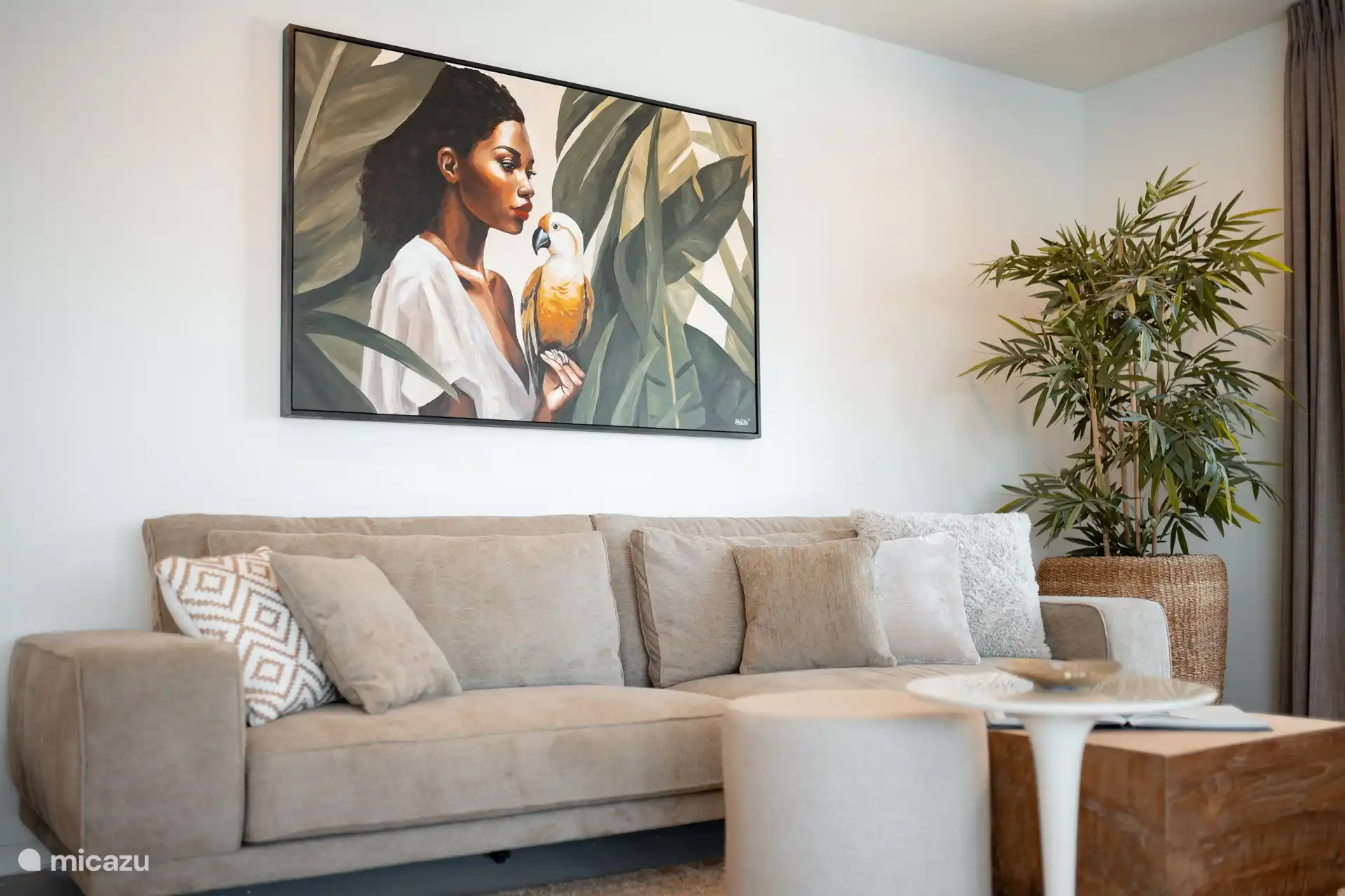 Wohnzimmer mit schönen Kunstwerken von lokalen Künstlern