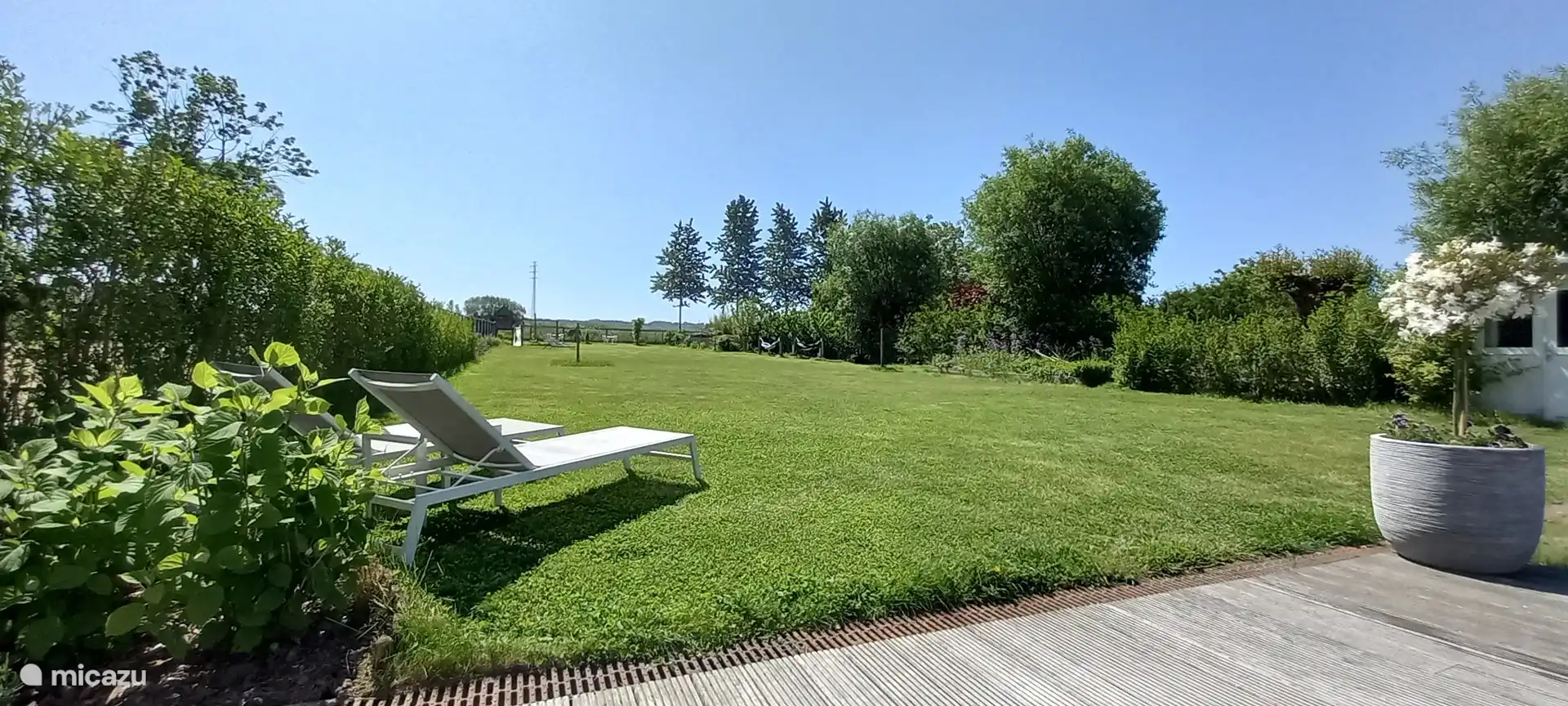 Gran jardín de 2.000 m² orientado al sur con vistas abiertas a los campos, a la zona tranquila de Dender-Mark y al bosque de Raspaille.