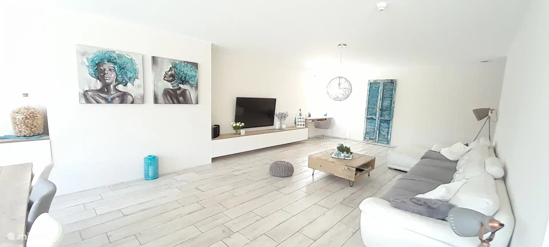 Gran salón abierto de 105m² con sillón, escritorio, TV inteligente de pantalla plana grande, Telenet Digibox con canales en todos los idiomas y streaming como Netflix, Apple TV, Disnday, Amazon Prime, YouTube,...)