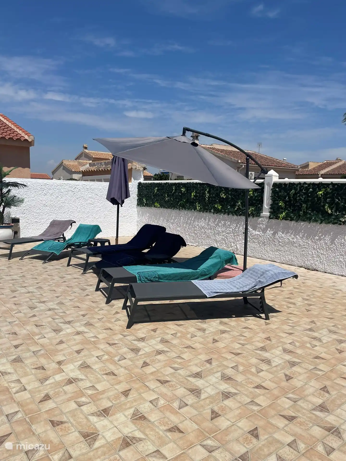 Sonnenliegen mit Sonnenschirmen