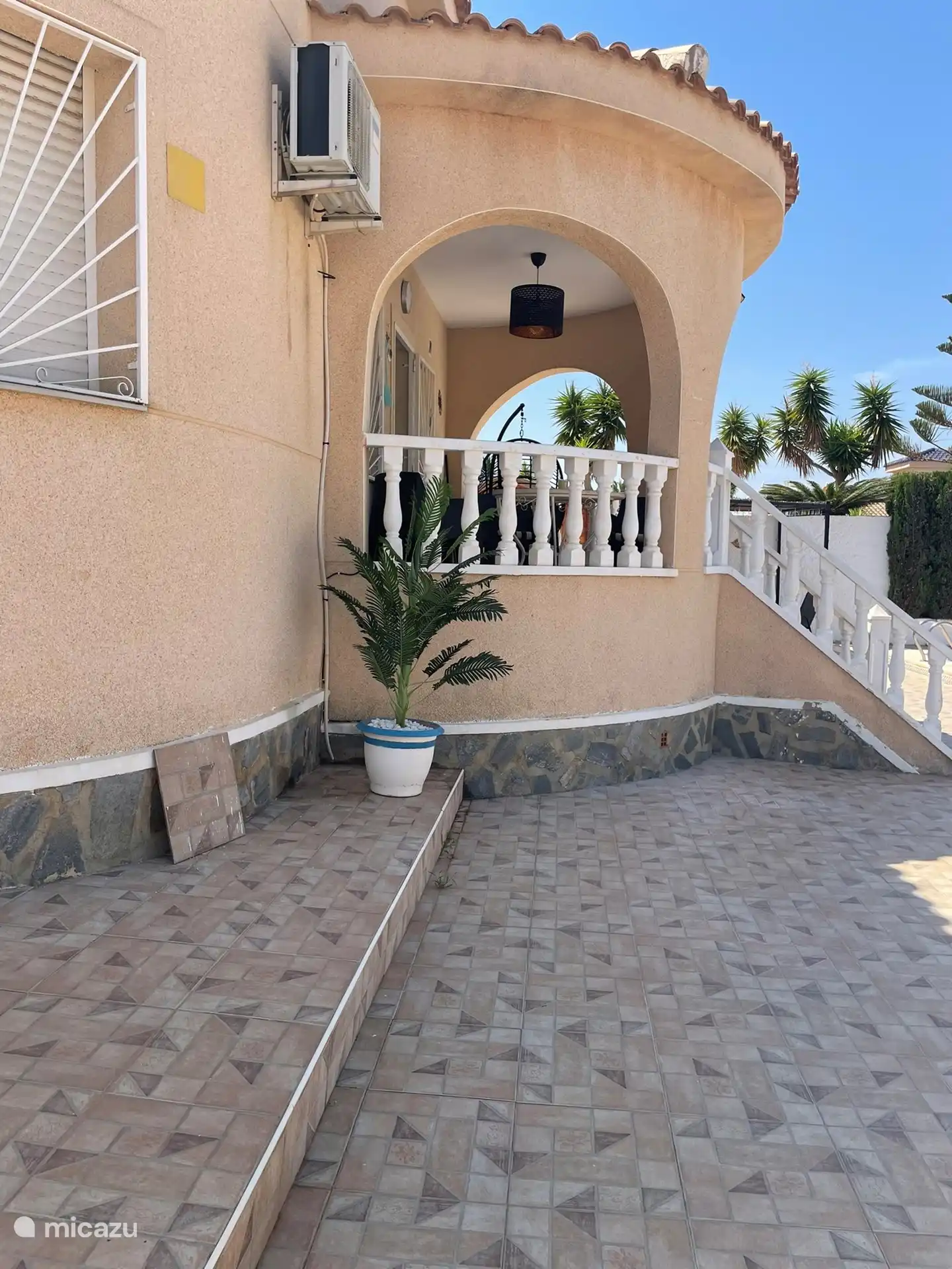 Schöne Terrasse, um ruhig im Schatten zu sitzen