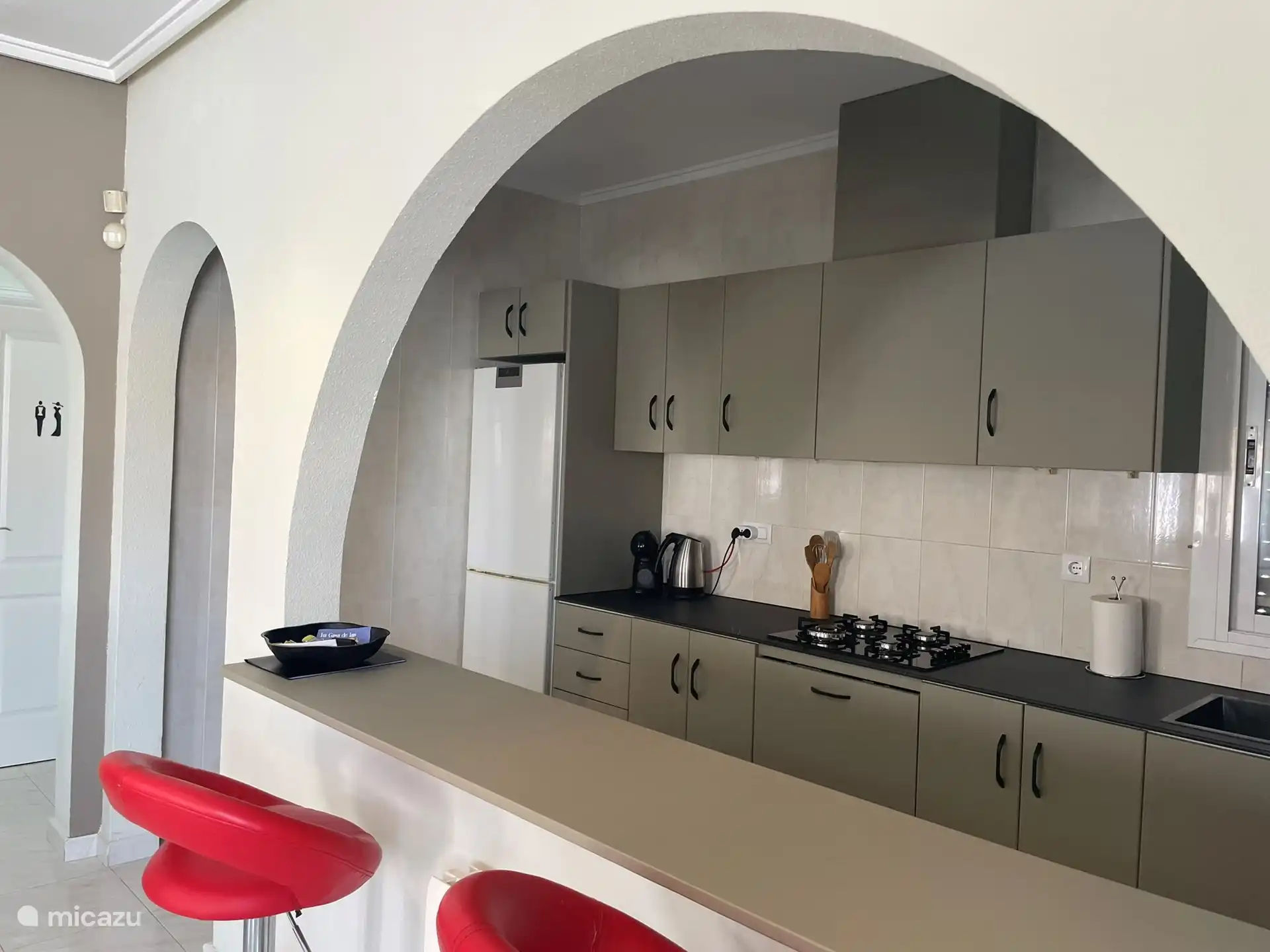 Rückenlehnenbogen für die Küche mit Stehtisch