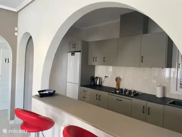 Location de Vacances Espagne, Costa Blanca, Rojales, villa - Villa Veranos Arche arrière de la cuisine avec une table de bar