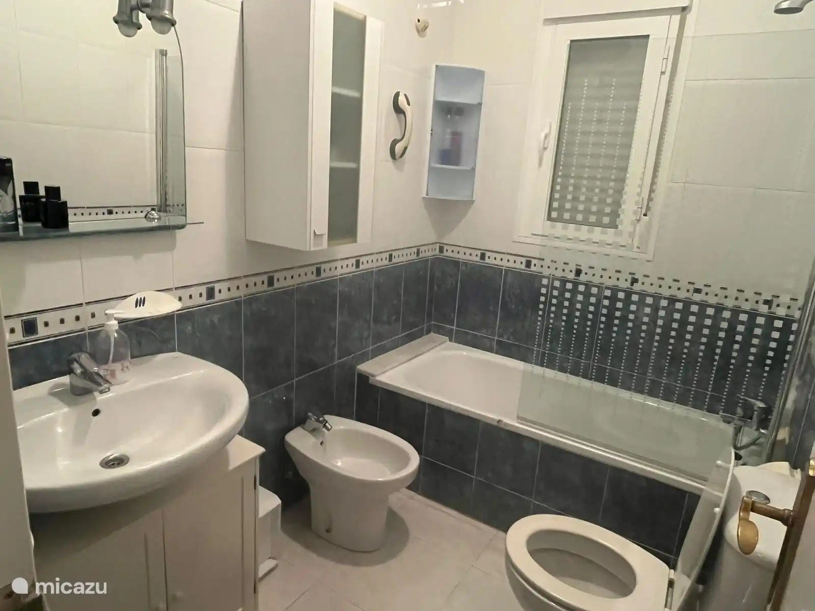 Badezimmer mit Badewanne