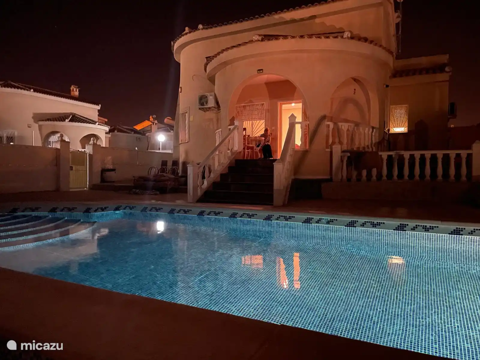 Nachts wunderschön beleuchtet.