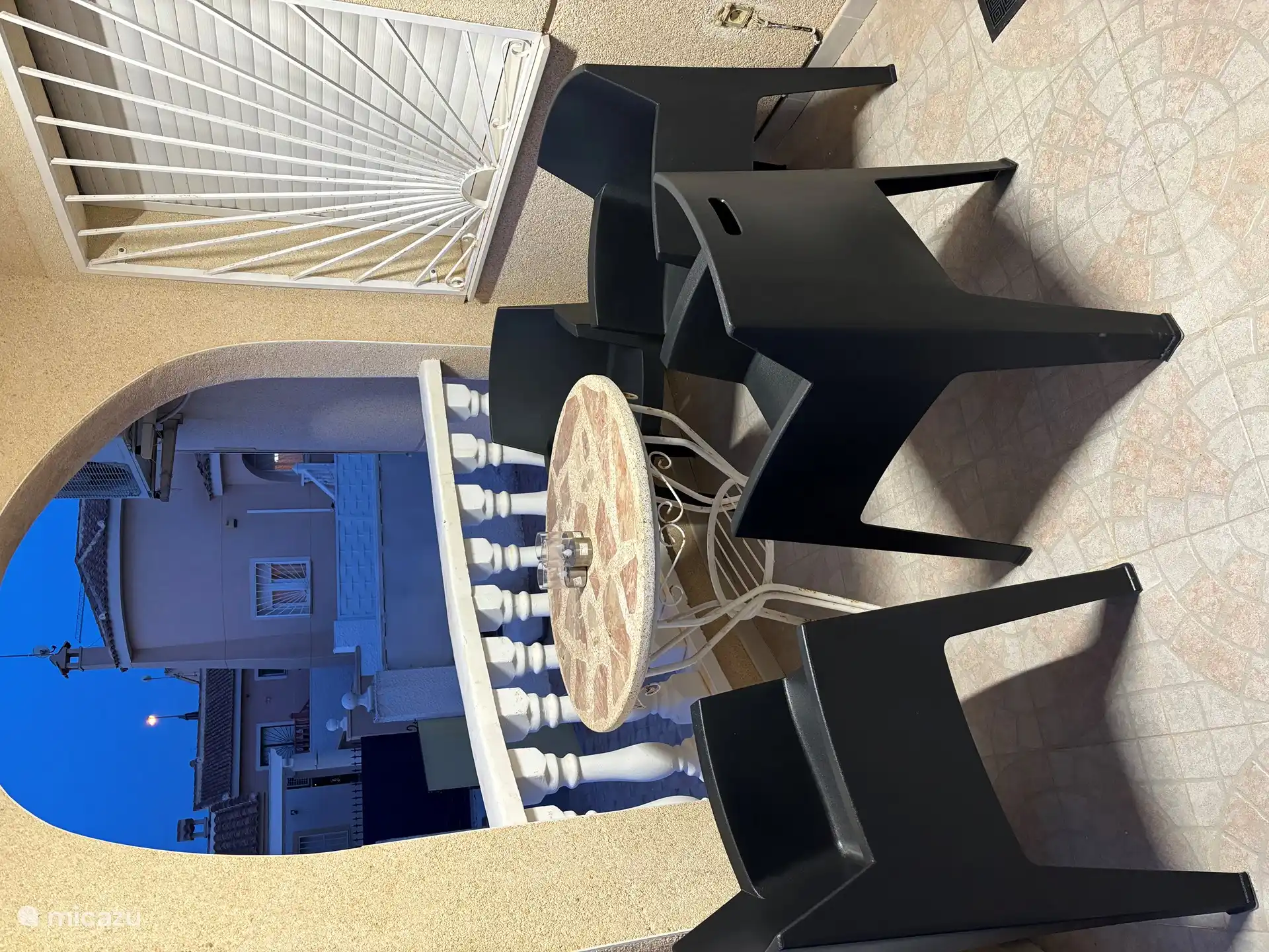 Terrasse vor der Haustür, überdacht.